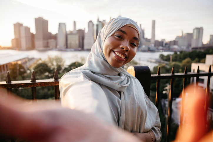 muslim woman taking a selfie in ny